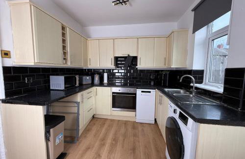 Spacious 3 Bed House Perfect for Contractors & Families with free Wi-fi and Parking - Foto 23