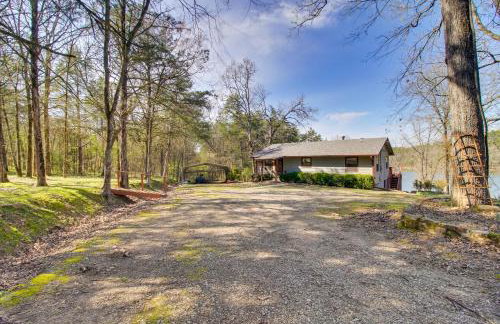 Dock and Water-View Deck Home on Lake Dardanelle - Foto 36