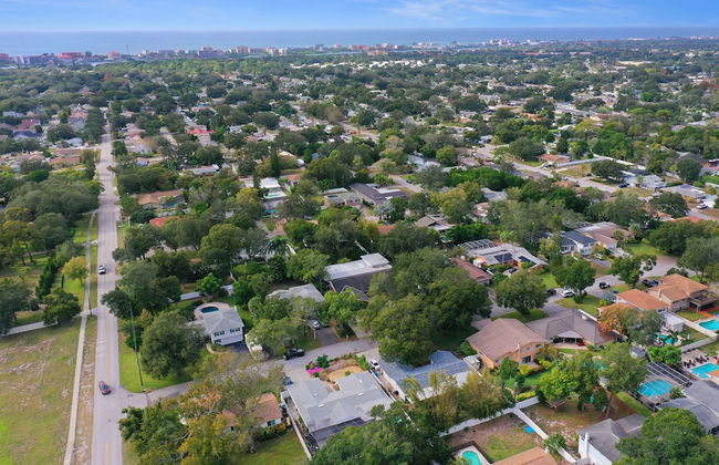 Golden Retreat: Expansive 6BR Home w Heated Pool ~ - Foto 45