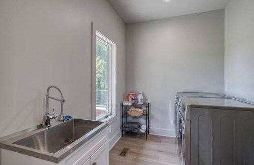 6BR Lakefront Private Dock & Bonfire Sleeps 12 - Foto 35