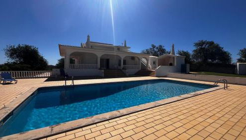 BnB Homes Luxurious Villa Stardust with Swimming pool & BBQ for Family Fun - Foto 1, sunbed