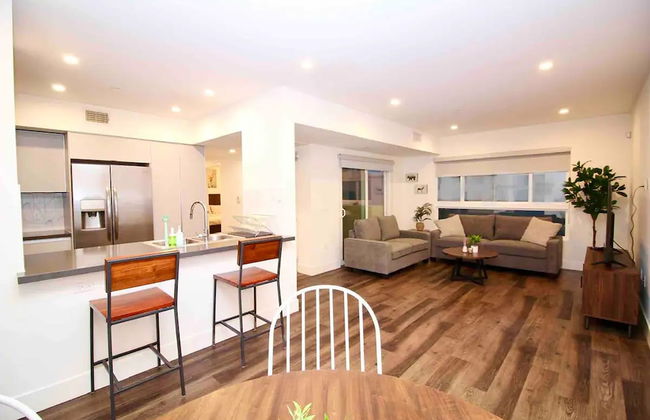 Los Angeles Deluxe Suites - 2 Bedrooms & 2 Bathrooms - Photo 3