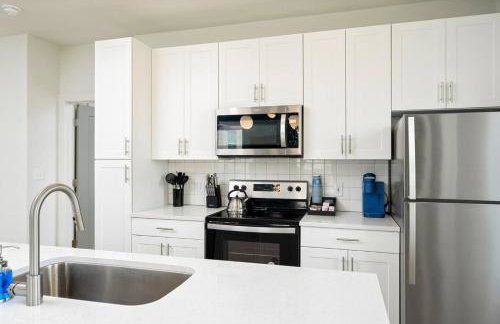 Refined Living in a Vibrant Locale Dream Stay - Photo 18