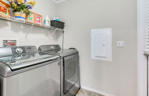 Near Hiking! Mtn-View Midway Home with Deck - Foto 17