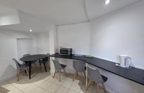 Spacious 3-Bedroom Apartment Near Stratford, 1 Minute From Train Station - Foto 34