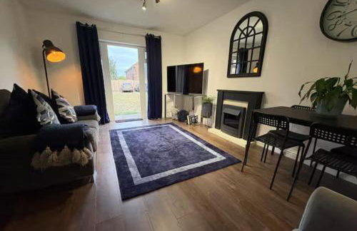 Spacey 2-Bedroom Apartment in Harefield, North West London - Photo 2