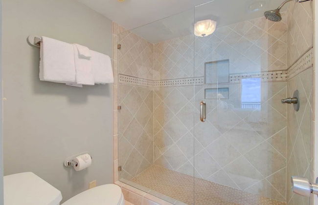 407 A Shipwatch by Avantstay Beach Front Condo w/ Ocean Views - Foto 19