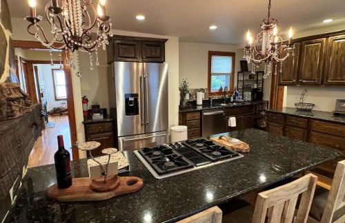 Large, Comfortable & Conveniently located Home - Foto 16