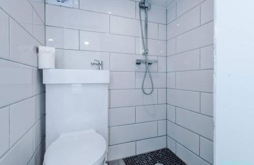 5BR House, Sleeps 10 guests - Free Parking - Business & Contractor Stays - Foto 28