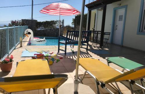 Breathtaking sea and Mountain views with Private pool, Peace full relaxing Villa with WiFi near Shops and Restaurants - Photo 4