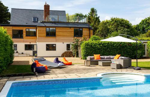 Stunning 5BR Home With Pool - 5 min to Beach - Foto 110