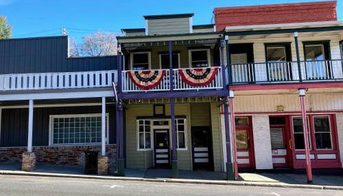 Historic Washington St Balcony - Photo 2