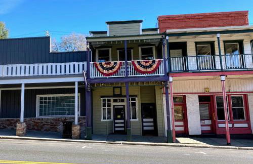 Historic Washington St Balcony - Photo 2