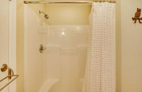 Spacious Georgia Escape with Fireplace, Deck and Grill - Foto 15