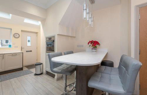 Sleeps 6 4 bedrooms 2 minute walk to the Square Hosted Happy Valley Cast - Photo 10