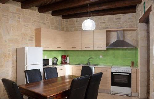 3-Min Drive to Kalyves Beach, Stone Home with Private Pool in Armenoi Center - Foto 6