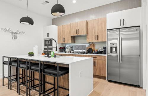 New Modern Dallas Skyline Rooftop Firepit and a Garage - Foto 33