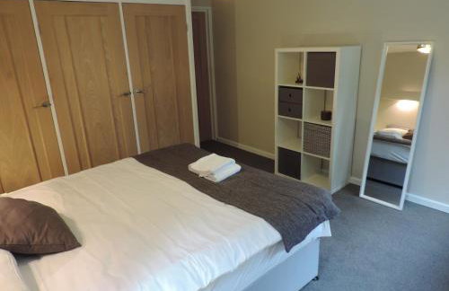 5 Bed Camberley Airport Accommodation - Foto 7