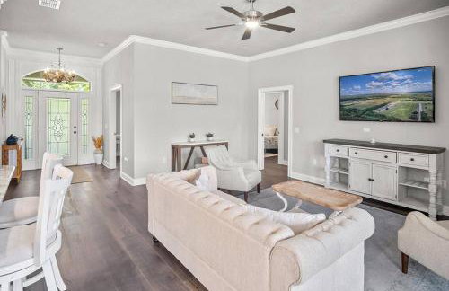 Elegant Home with Pool, Office, Theater, and Fence - Foto 5