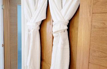 Apartment 1 Exquisite two king bedroom with en suites - close to the town centre, rail, airport and theatre - Photo 11