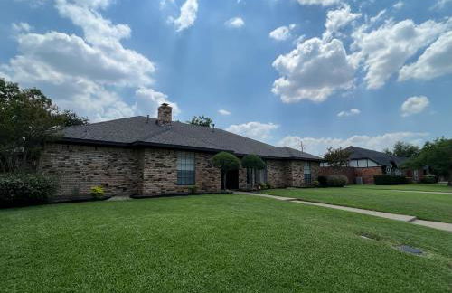 Designer Single Story 4 bed 3 bath home in mid-century style with big backyard and garage - Foto 27