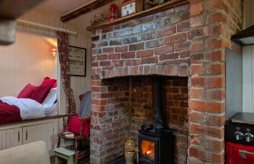 The Laundry Room Romantic cabin, hot tub & views - Photo 14