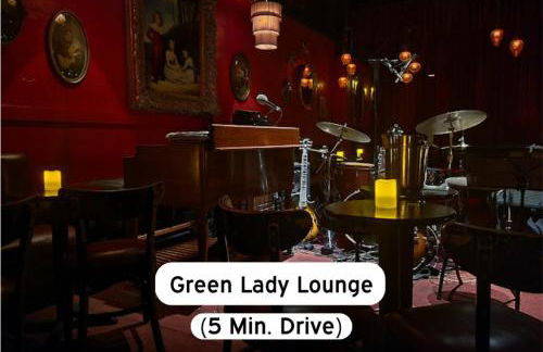 Classy 2BR-Parking, Rooftop,Near Arrowhd & TMobile - Photo 29