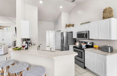 Lazy days and lake views. Beautiful Naples pool home - Foto 7