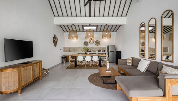 Villa Moju by Alfred in Bali - Tropical 3BR Escape w Private Pool Lush Garden in Bumbak Canggu - Foto 4, Habitación