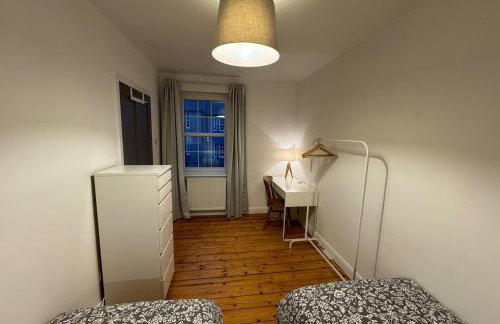 Stirling Haven: Charming 3B Apt in City Centre - Photo 13