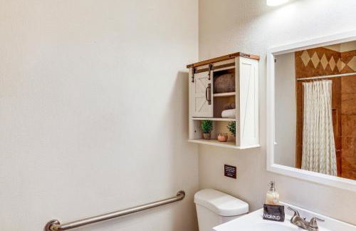 North Las Vegas Home with Hot Tub - 14 Mi to Strip! - Foto 11