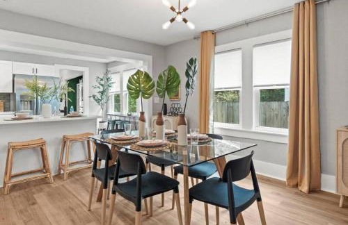 Urban Flamingo Retreat Modern Meets Tropical in this Beautiful, Updated Pet Friendly 3BD Pool Home with Outdoor Living Space - Foto 13