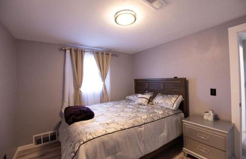 Cozy Roomy family sized apartment on major bus route close to all - Foto 72