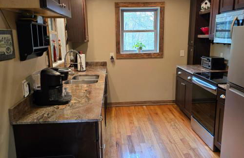 Couples Getaway Cabin with a Loft - Firepit - Creek - Foto 13