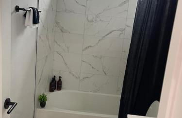 Luxurious Hidden Gem - Downtown Access - Balcony - Foto 28