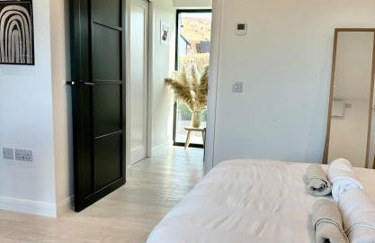 Eco-Friendly Highland Suite with Mountain Views - Photo 28