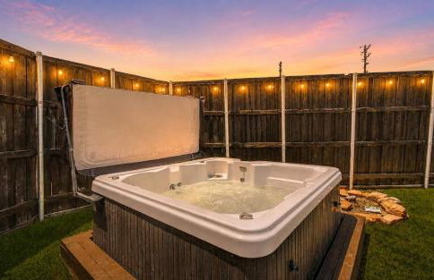 Perfect Getaway Home w Pool Jacuzzi Cinema Room - Photo 2