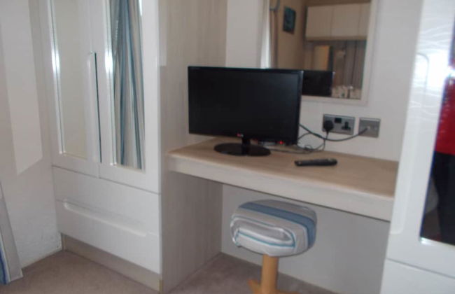 3 Bed Caravan - Sleeps 8 - Wifi - Parking - Foto 11