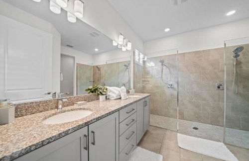 Epic Playhouse Getaway - Castle & Superhero Bunks Theater Private Pool No Rear Neighbors - Foto 43