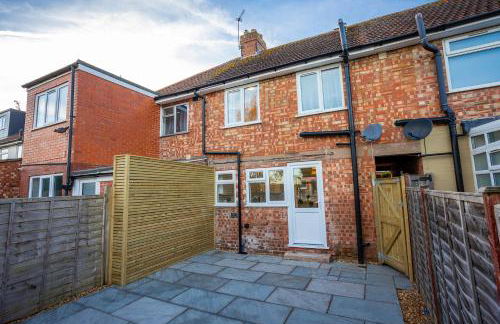 Doctors Lane- Modern 3 Bedroom Contractor Family House With Parking - Photo 42