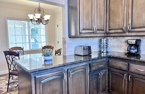 Gorgeous Pool Home 1/2 Mile Walk to Disney - Foto 56