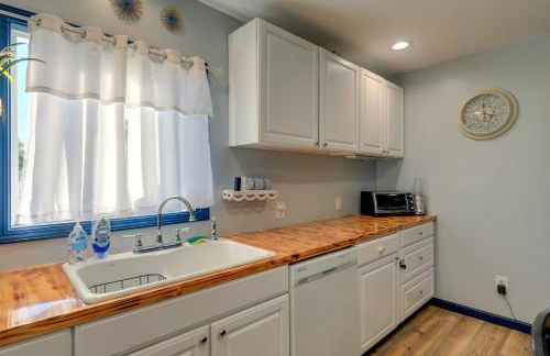 Walk to Fishing Pier, Newport Home with Deck! - Foto 8