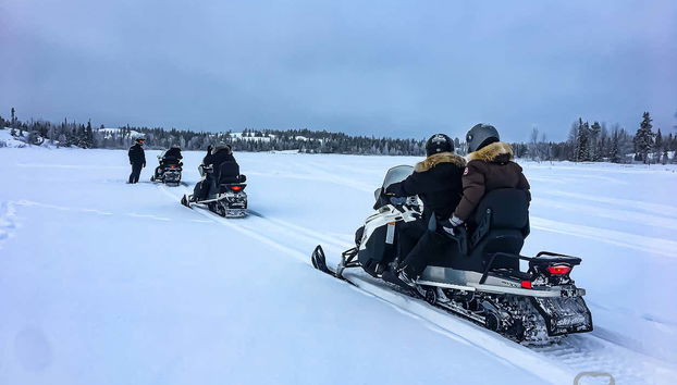 Pilotando uma moto de neve em Yellowknife