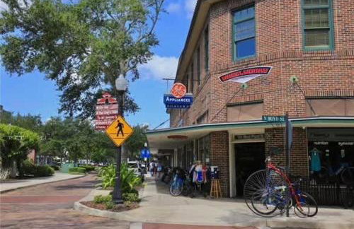 StylishAptWtrGrdnOppLake&Prk&Yrd - Foto 20