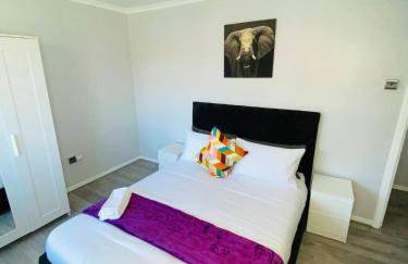 Bright, Spacious, modern Interior Decor 2 bedrooms Apartment with amazing views - Photo 34