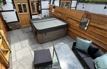 Apple Tree Cottage - Cosy 2 Bed with Deluxe HOT TUB & Log Burner - Photo 18