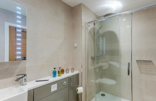 1 bed Albury Contemporary Apartment with Secure Parking - Pass the Keys - Photo 10