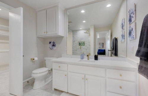 Luxury Oak Lawn Home | Game Room, Parking, Balcony - Foto 18