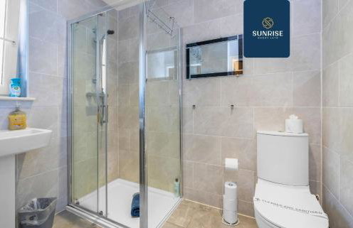 MUIRTON HOUSE - INVOICE and REDUCED PRICE only via SUNRISE SHORT LETS DUNDEE, 4 Bed House, 4 Car Parking, 2 Baths, 5 Smart TVs, Fully Equipped Kitchen, Large Dining and Living Space, Rear Garden, Free WiFi, and ONLY 9 Mins to STANNERGATE Ports - Foto 9