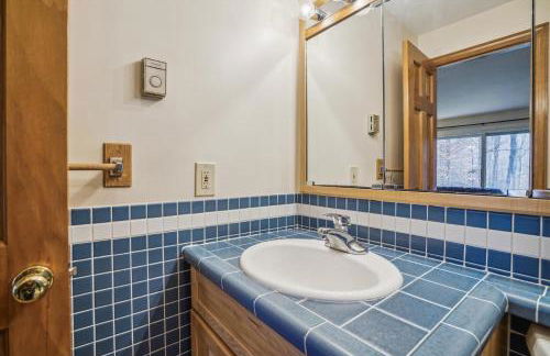 Cozy One-Bedroom Edgemont Condo with Ski Access & Fireplace B3 - Foto 18